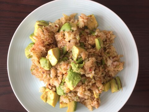 材料は3つ‼アボカドチャーハン*